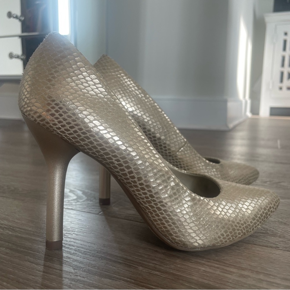 Bandolino Brand Gold Snakeskin Print Pumps - 6.5